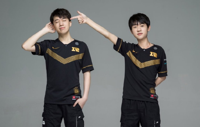 财力雄厚的 财力雄厚的